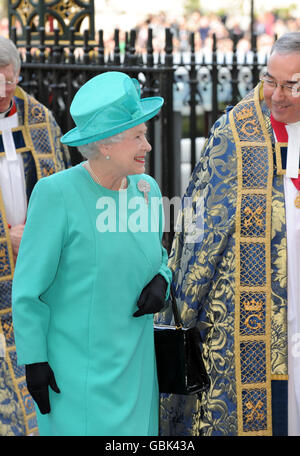 La Reine est escortée par le doyen de Westminster le très Rév Dr John Hall à son arrivée à l'abbaye de Westminster pour un service commémorant le 500e anniversaire du fondateur de la Garde du corps de la Reine de la Yeoman de la Garde. Banque D'Images