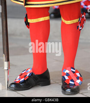 Une Warder de Yeoman se tient à l'entrée de l'abbaye de Westminster en attendant l'arrivée de la Reine pour un service commémorant le 500e anniversaire du fondateur de la Garde du corps de la Reine de la Yeoman de la Garde. Banque D'Images