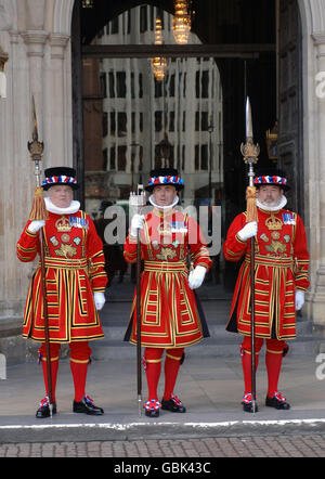 Les gardes de Yeoman se tiennent à l'entrée de l'abbaye de Westminster après l'arrivée de la Reine pour un service commémorant le 500e anniversaire du fondateur de la garde du corps de la Reine de la Yeoman de la Garde. Banque D'Images