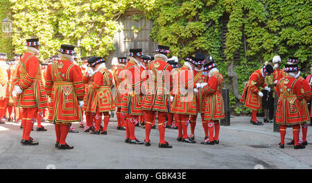 Les gardes de Yeoman se rendent à l'entrée de l'abbaye de Westminster pour un service commémorant le 500e anniversaire du fondateur de la garde du corps de la Reine de la Yeoman de la Garde. Banque D'Images