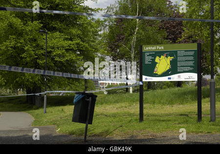 Les adolescents se lapiaient.Des bandes de police entourent Larkhall Park dans le sud de Londres, où deux adolescents ont été poignardé la nuit dernière. Banque D'Images