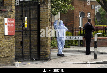 Des policiers judiciaires sont à l'angle d'Abbey Close et de Lansdowne Way, près de Larkhall Park dans le sud de Londres, où deux adolescents ont été poignardés la nuit dernière. Banque D'Images