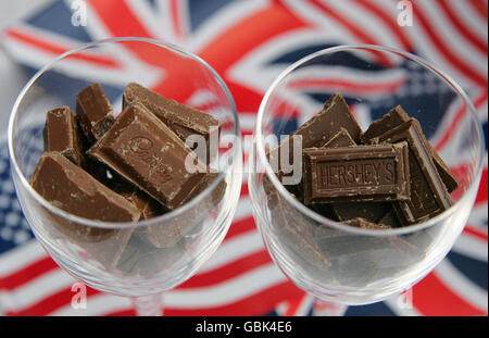 Le défi Cadbury's Dairy Milk versus Hershey Bar de la Royal Society of Chemistry s'est tenu à Burlington House, à l'extérieur de la Royal Academy of Arts, dans le centre de Londres. Banque D'Images