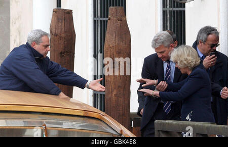 La duchesse de Cornouailles est aidé à un bateau-taxi après avoir visité le musée Guggenheim à Venise, en Italie. Banque D'Images