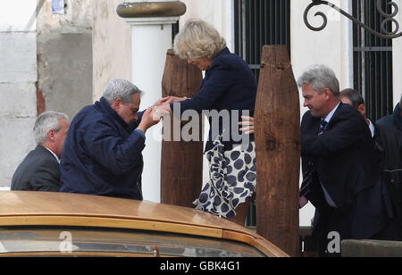 La duchesse de Cornouailles est aidé à un bateau-taxi après avoir visité le musée Guggenheim à Venise, en Italie. Banque D'Images