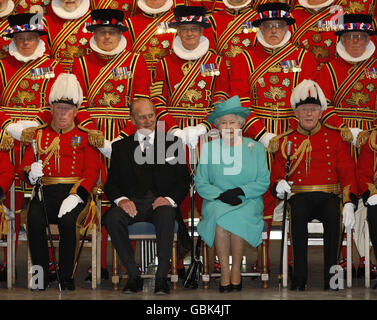 La reine Elizabeth II de Grande-Bretagne et le duc d'Édimbourg (au centre) posent pour une photo de groupe avec des membres de la garde du corps de la reine des Yéomen de la garde à l'abbaye de Westminster à Londres. Banque D'Images