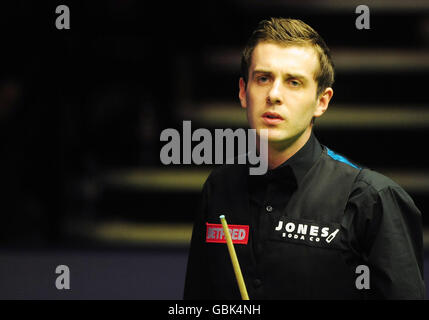 Mark Selby dans son match contre John Higgins lors du Championnat du monde de Snooker Betfred.com au Crucible Theatre, Sheffield. Banque D'Images