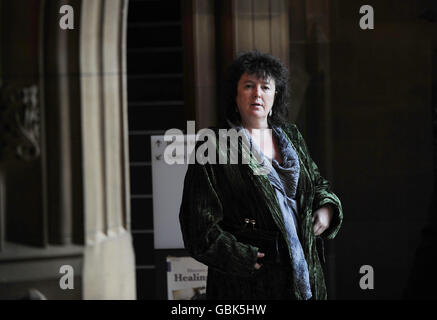 La nouvelle poète lauréate Carol Ann Duffy arrive à la John Rylands Library de Manchester. Banque D'Images