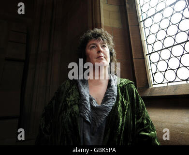 La nouvelle poète lauréate Carol Ann Duffy à la John Rylands Library de Manchester. Banque D'Images