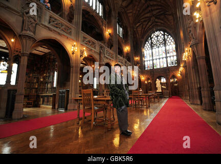 La nouvelle poète lauréate Carol Ann Duffy à la John Rylands Library de Manchester. Banque D'Images