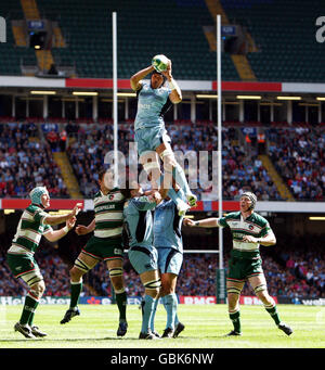 Rugby Union - Heineken Cup - semi final - Cardiff Blues v Leicester Tigers - Millennium Stadium.Maama Molitika, de Cardiff Blues, remporte une ligne lors de la Heineken Cup, demi-finale au Millennium Stadium de Cardiff. Banque D'Images