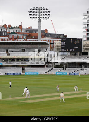 Cricket - Champion County Match - Marylebone Cricket Club v Durham - Lord's.Les joueurs de MCC et de Durham sous les nouveaux projecteurs au terrain de cricket de Lord Banque D'Images