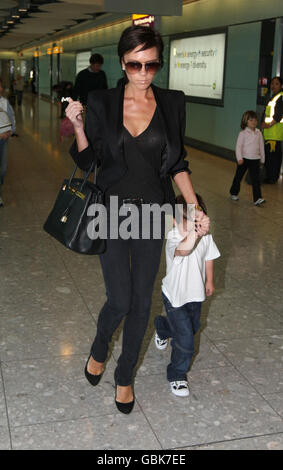 Victoria Beckham et fils à Heathrow.Victoria Beckham arrive de Milan au terminal 5 de l'aéroport de Heathrow, Middlesex, avec son fils Cruz. Banque D'Images