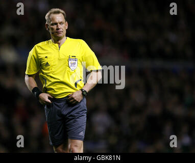 Photo non publiée du 08/04/09 de l'arbitre Claus Bo Larsen lors du match de finale du quart de la Ligue des champions de l'UEFA contre Liverpool. Banque D'Images