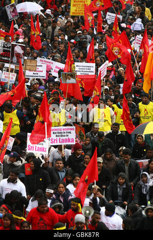 Des milliers de personnes s'emmenent dans les rues du centre de Londres pour protester contre l'offensive du gouvernement sri-lankais contre les rebelles du tigre tamoul et contre des violations présumées des droits de l'homme. Banque D'Images