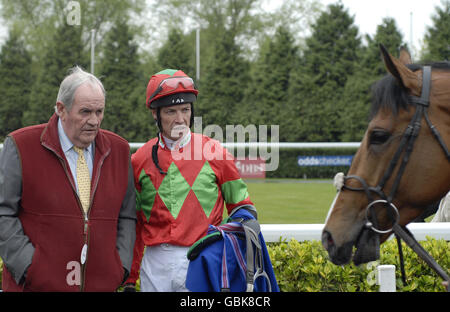 L'entraîneur Richard Hannon (à gauche) et le jockey Richard Hughes après la victoire sur Pure Poetry dans les Oddschecker.com piquets de Pâques pendant la journée de Pâques et de Masaka Stakes oddschecker.com à l'hippodrome de Kempton Park. Banque D'Images