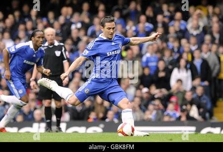 Soccer - Barclays Premier League - Chelsea / Bolton Wanderers - Stamford Bridge.Frank Lampard, de Chelsea, marque le troisième but de ses côtés à partir de la zone de pénalité Banque D'Images