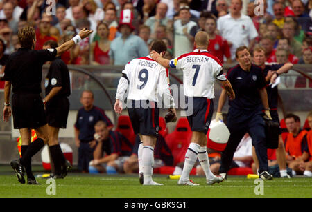 Football - UEFA European Championship 2004 - quart de finale - Portugal / Angleterre.Wayne Rooney, en Angleterre, est consolé par le capitaine David Beckham après avoir été blessé Banque D'Images