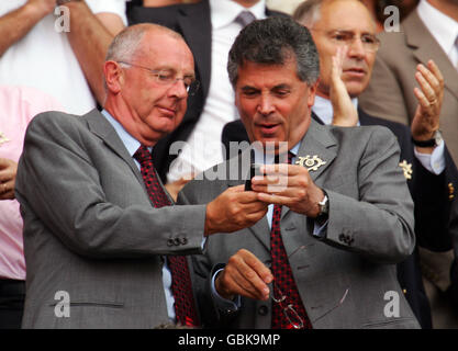 Football - UEFA European Championship 2004 - quart de finale - Portugal / Angleterre.Ken Ramsden, secrétaire adjoint de Manchester United, et David Dein, vice-président d'Arsenal dans la foule Banque D'Images