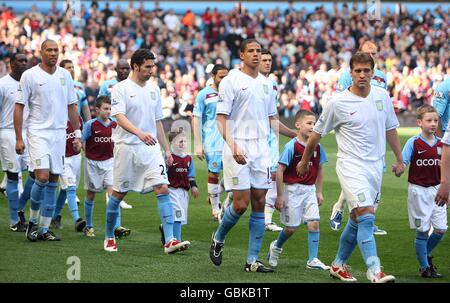 Aston Villa et West Ham United joueurs de prendre à la champ de la correspondance Banque D'Images