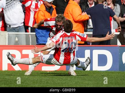 Football - Barclays Premier League - Stoke City / Blackburn Rovers - Britannia Stadium.Liam Lawrence (à gauche), de stoke City, célèbre le but d'ouverture du match avec James Beattie Banque D'Images