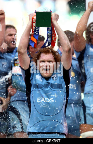 Rugby Union - EDF Energy Trophy final - Gloucester / Cardiff Blues - Twickenham.Paul Tito, de Cardiff, lève la coupe EDF après leur victoire sur Gloucester lors du match final du trophée EDF Energy à Twickenham, Londres. Banque D'Images