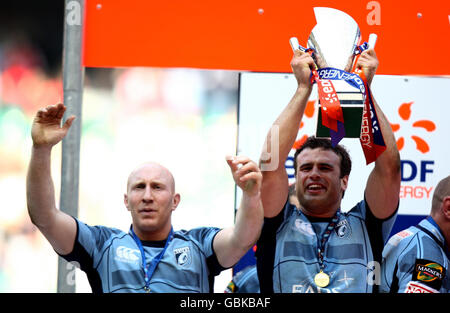 Tom Shanklin et Jamie Roberts de Cardiff célèbrent après leur victoire sur Gloucester lors du match final du EDF Energy Trophy à Twickenham, Londres. Banque D'Images