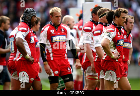 Matthew Watkins est abattu avec ses coéquipiers de Gloucester lors du match final du trophée EDF Energy Trophy à Twickenham, Londres. Banque D'Images