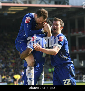 Cameron Jerome de Birmingham City célèbre le premier but de son équipe avec James McFadden (à gauche) et Damien Johnson lors du match de championnat Coca-Cola à Vicarage Road, Watford. Banque D'Images