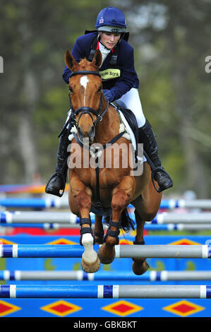 Zara Phillips et son cheval Secret Legacy participent à l'événement Show Jumping au Powderham Castle Horse Trials à Exeter. Banque D'Images