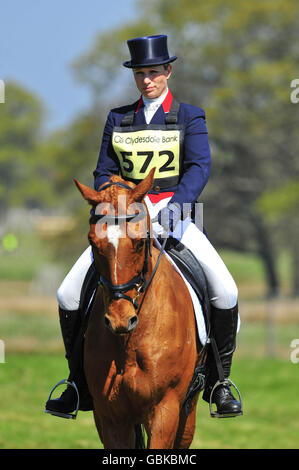 Essais hippiques du château de Powderham.Zara Phillips et son cheval Secret Legacy se préparent à prendre part à l'événement de dressage lors des essais du château de Powderham à Exeter. Banque D'Images