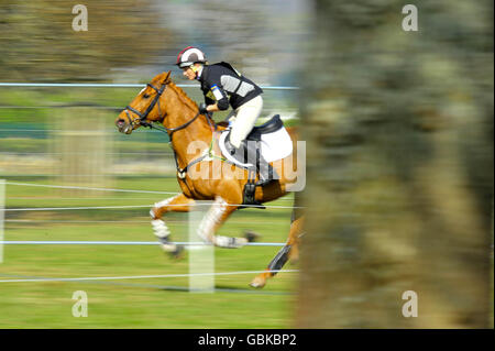 Zara Phillips et son cheval Secret Legacy lors de l'événement Cross Country au Powderham Castle Horse Trials à Exeter. Banque D'Images