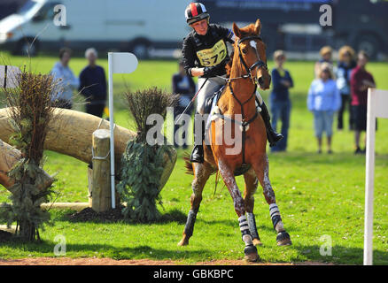 Zara Phillips et son cheval Secret Legacy tombent presque à Jump 17, pendant l'événement de Cross Country aux essais de chevaux de château de Powderham à Exeter. Banque D'Images