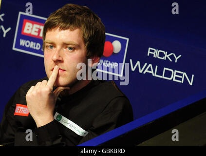 Ricky Walden se penche contre Mark Selby lors du Championnat du monde de Snooker Betfred.com au Crucible Theatre de Sheffield. Banque D'Images