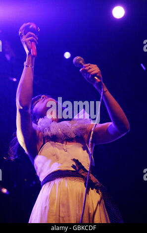 Batte pour des coups de fouet en concert - Londres.Natasha Khan, alias Bat pour les laisses, se produit sur scène à Shepherds Bush Empire dans l'ouest de Londres. Banque D'Images