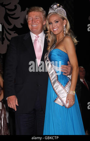 Miss USA 2009 Kristen Dalton et Donald Trump au Miss USA Pageant au Planet Hollywood Hotel and Casino, Las Vegas, Etats-Unis Banque D'Images