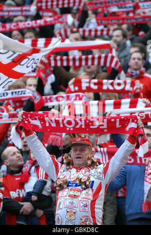 Fans de Cologne holding up leurs foulards, Bundesliga, ligue fédérale 1. FC Cologne - FSV Mainz 05 4:2, stade Rhein-Energie-Stadion, Cologne Banque D'Images