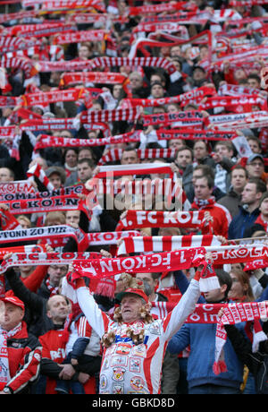 Fans de Cologne holding up leurs foulards, Bundesliga, ligue fédérale 1. FC Cologne - FSV Mainz 05 4:2, stade Rhein-Energie-Stadion, Cologne Banque D'Images