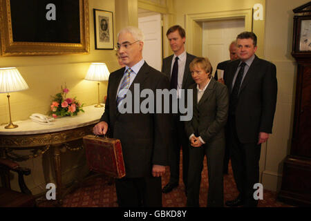 Le chancelier de l'Échiquier Alistair Darling dirige son équipe de trésorerie, (de gauche à droite) le secrétaire financier du Trésor Stephen Timms, le secrétaire de l'Échiquier du Trésor Angela Eagle et le secrétaire économique du Trésor Ian Pearson, sur le numéro 11, Downing Street. Banque D'Images