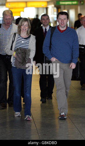 Kate et Gerry McCann se préparent à quitter l'aéroport d'Heathrow, Middlesex, pour se rendre aux États-Unis afin de filmer une interview pour le spectacle Oprah Winfrey, qui marquera deux ans de disparition de leur fille Madeleine. Banque D'Images
