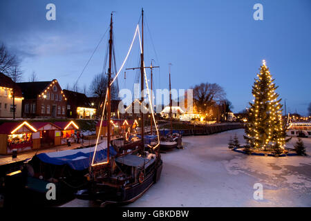 Musée Museumshafen, port, avec des lumières de Noël, North Sea Resort de Carolinensiel, Wittmund région, Mer du Nord, Frise Orientale Banque D'Images