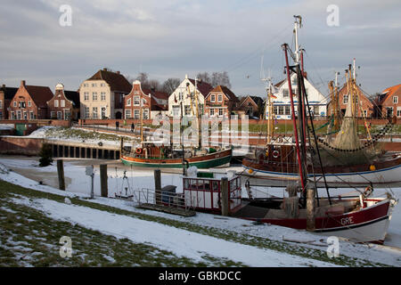 Bateaux de pêche dans le port, Greetsiel, Krummhoern, Frise orientale, Basse-Saxe, Mer du Nord Banque D'Images