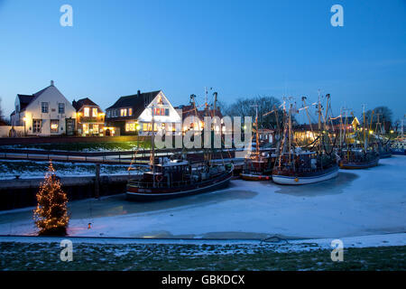 Bateaux de pêche dans le port, Greetsiel, Krummhoern, Frise orientale, Basse-Saxe, Mer du Nord Banque D'Images