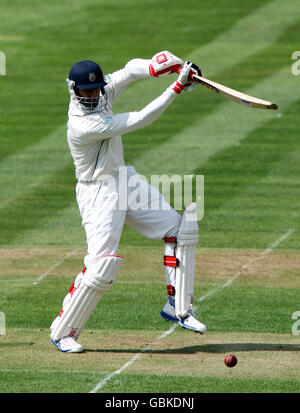 Michael Carberry du Hampshire John Crawley lors du match de Liverpool Victoria County Championship à Edgbaston, Birmingham. Banque D'Images