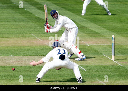 John Crawley du Hampshire repousse le ballon devant Darren Maddy du Warwickshire lors du match de championnat du comté de Victoria à Liverpool à Edgbaston, Birmingham. Banque D'Images