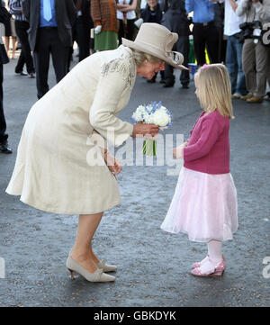 La duchesse de Cornouailles reçoit quelques fleurs de Jasmine Kinsey alors qu'elle arrive à ouvrir la nouvelle tribune de duchesse lors de la réunion de printemps à l'hippodrome d'Epsom, cet après-midi. Banque D'Images