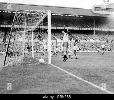 Bobby Smith de Tottenham Hotspur (c) célèbre comme un coup de son coéquipier les Allen (l) bat le gardien de but FA Select XI Ron Springett (deuxième l) pour un but, regardé par Ron Flowers de FA Select XI (à moitié caché par Smith), Jimmy Armfield (r) et Bobby Robson (derrière Springett) Banque D'Images