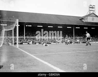 Ron Springett (l), gardien de but de FA Select XI, plonge pour le ballon lorsqu'il clignote sur le but, sous la surveillance des coéquipiers Mike McNeil (deuxième r), Ron Flowers (quatrième r) et Peter Swan (cinquième r), et Bobby Smith (r) et Cliff Jones (troisième r) de Tottenham Hotspur Banque D'Images