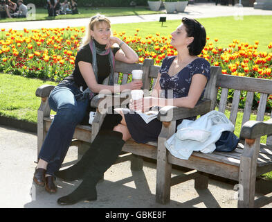 Deux femmes se détendent dans les jardins Victoria Embankment lors d'une chaude journée de printemps à Londres. Banque D'Images
