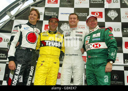 (G-D) les pilotes de Formule 1 ont passé et présenté Jenson Button, Nigel Mansell, David Coulthard et Martin Brundle sur le podium de Regent Street à Londres, avant une course autour d'une partie du West End.Les concurrents de huit équipes, dont Ferrari, Williams, BAR et Jordan, se joindront à une procession le long de la route, conçue pour susciter l'intérêt pour le Grand Prix de Grande-Bretagne de ce week-end et renforcer les appels pour que Londres soit considérée comme un site possible pour une future course urbaine. Banque D'Images